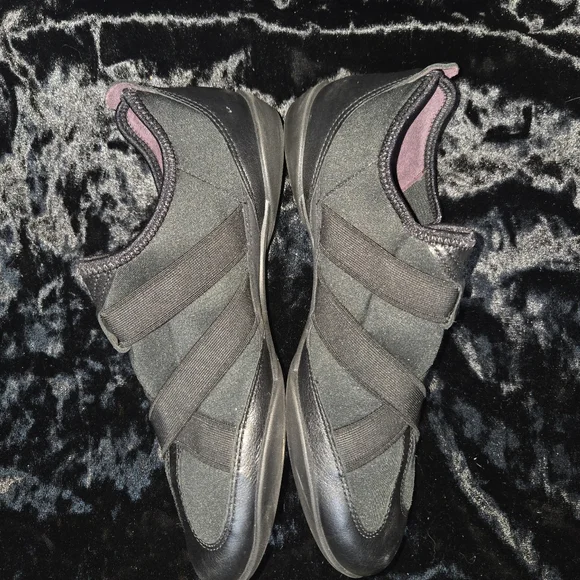 Ecco Loafer Slip On Strappy Stretchy Flats Sz 38 (8/8.5)  Black On Black - Picture 2 of 4